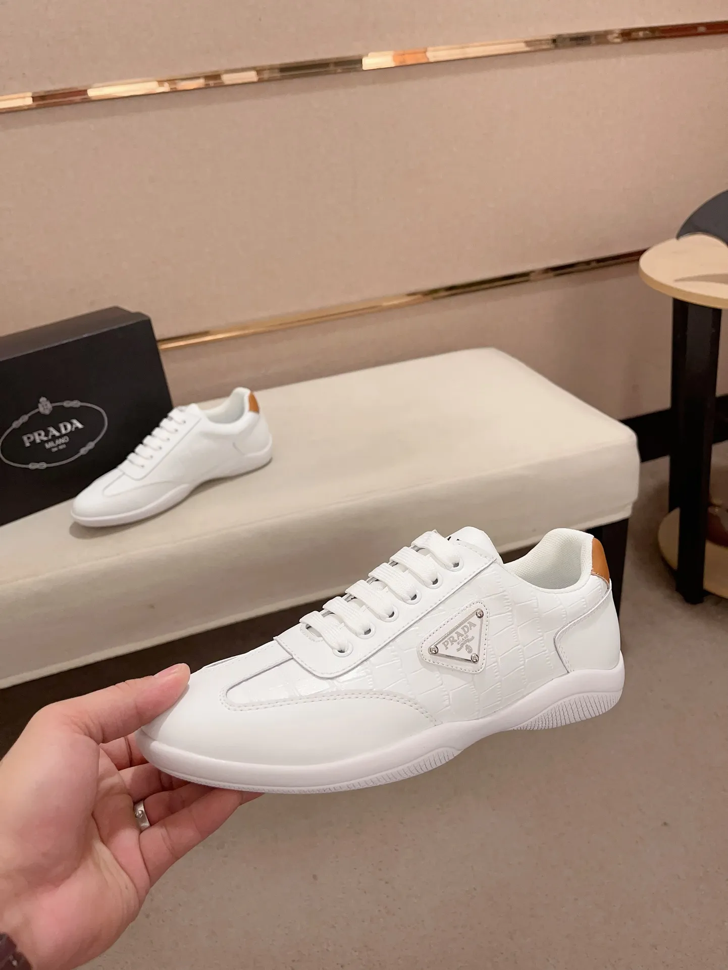 Factory price 420💰 ✔️✔️✔️The new PRADA (Prada) counters are launched simultaneously. The new men's shoes and 😘fabrics are made of selected first-layer cowhide ➕ breathable mesh technology. Lining: Full sheepskin lining. 👍🏿 High-end ☄️ air-cushion molded anti-slip rubber outsole, exquisite lines, simple and elegant, comfortable and high-end for leisure travel. Code number: 38 to 44 (45 can be customized)